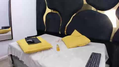 alisonmoon72 online show from May 7, 9:54 pm
