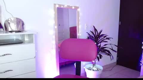 alissesallie_ online show from January 7, 4:50 am