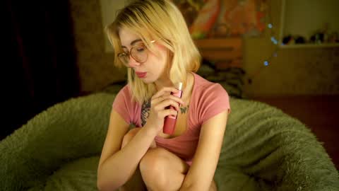 Snapshot of allison_cuty chatting on January 6, 9:32 pm Allison online show from January 6, 9:32 pm