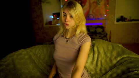 Snapshot of allison_cuty chatting on February 13, 10:43 pm Allison online show from February 13, 10:43 pm