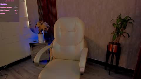 allison_owensx online show from October 18, 1:37 pm