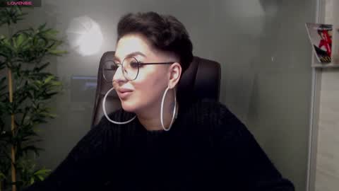 Snapshot of allyiah chatting on February 2, 1:23 am online show from February 2, 1:23 am