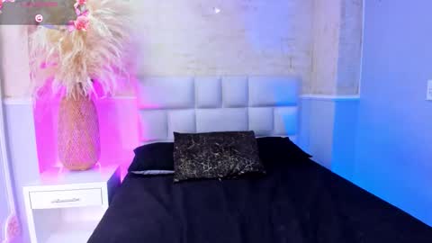 almalopez_ online show from December 14, 8:37 pm