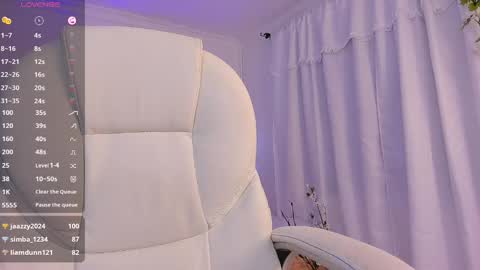 Snapshot of aly_moon chatting on January 31, 5:19 am Im Aly3 online show from January 31, 5:19 am