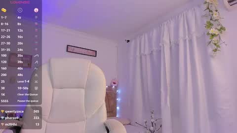 Snapshot of aly_moon chatting on February 15, 5:30 am Im Aly3 online show from February 15, 5:30 am