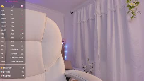 Snapshot of aly_moon chatting on February 7, 5:31 am Im Aly3 online show from February 7, 5:31 am