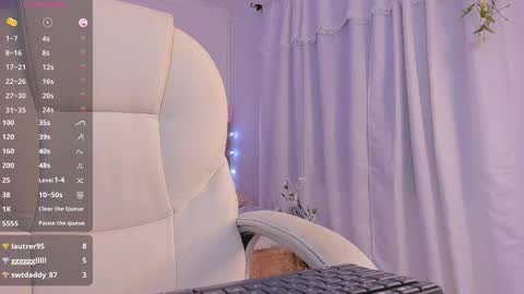 Snapshot of aly_moon chatting on January 30, 5:19 am Im Aly3 online show from January 30, 5:19 am