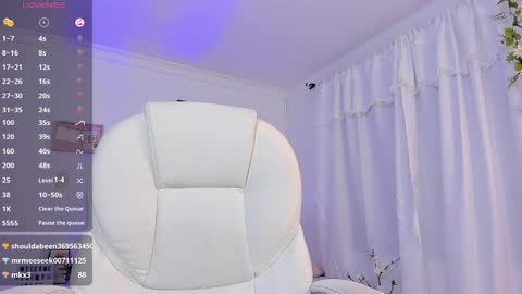 Snapshot of aly_moon chatting on February 12, 5:15 am Im Aly3 online show from February 12, 5:15 am