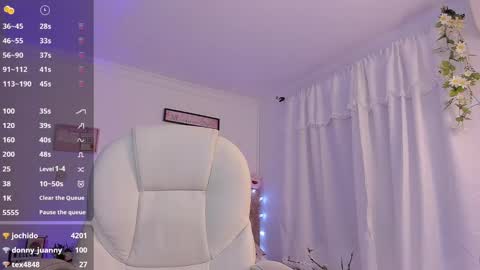 Snapshot of aly_moon chatting on February 26, 5:24 am Im Aly3 online show from February 26, 5:24 am
