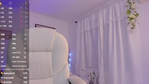Snapshot of aly_moon chatting on February 24, 5:11 am Im Aly3 online show from February 24, 5:11 am