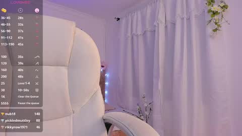 Snapshot of aly_moon chatting on February 5, 5:20 am Im Aly3 online show from February 5, 5:20 am