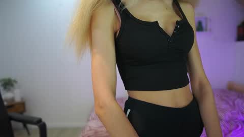 Amai  Liu online show from November 24, 7:23 pm