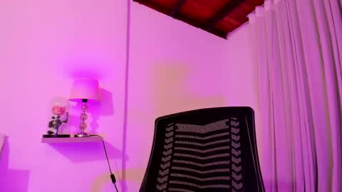 Snapshot of amanda_26 chatting on March 6, 1:05 am Luisa online show from March 6, 1:05 am