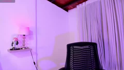 Snapshot of amanda_26 chatting on February 25, 11:59 pm Luisa online show from February 25, 11:59 pm
