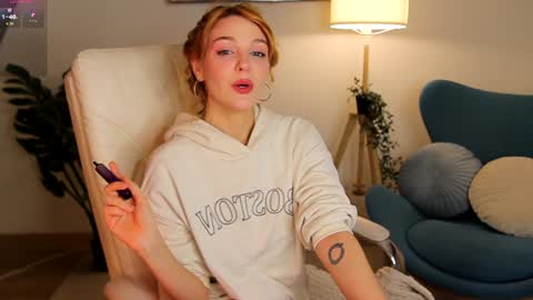 Amanda  fox online show from February 8, 1:33 pm