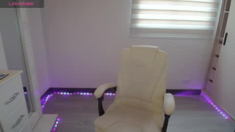 amara_silk online show from May 16, 6:28 pm