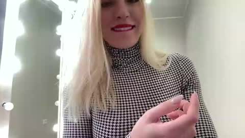 Snapshot of amazingkelly chatting on December 3, 7:38 am Kelly online show from December 3, 7:38 am