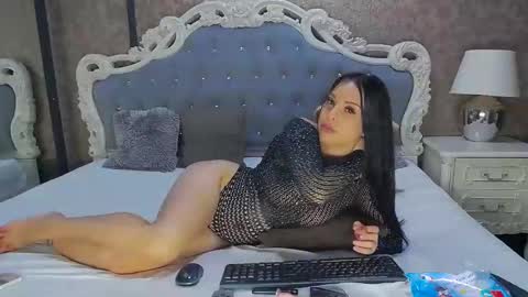 Ella online show from December 20, 9:54 am