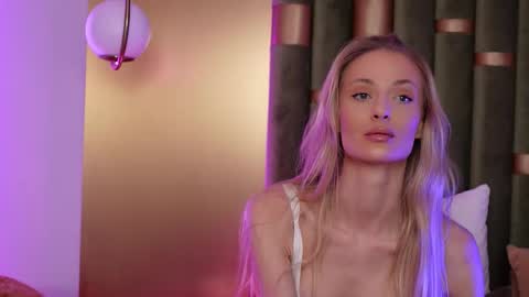 Amelia online show from November 12, 7:00 am