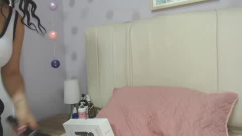 Snapshot of amy_le chatting on March 4, 1:17 pm Amy online show from March 4, 1:17 pm