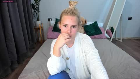 Snapshot of amymilson chatting on March 3, 7:49 pm amymilson online show from March 3, 7:49 pm