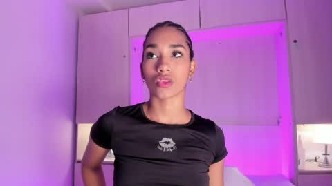 anaacollins_ online show from May 22, 12:01 pm
