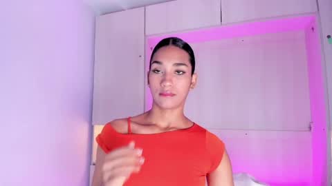anaacollins_ online show from May 29, 12:14 pm