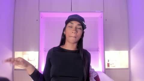 anaacollins_ online show from February 1, 11:40 am