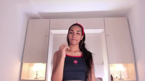 anaacollins_ online show from October 16, 12:16 pm