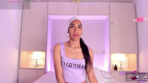 anaacollins_ online show from October 21, 11:48 am