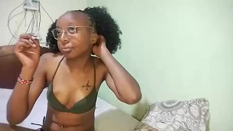Snapshot of ananablossomo chatting on October 9, 3:01 am Ananablossomo online show from October 9, 3:01 am