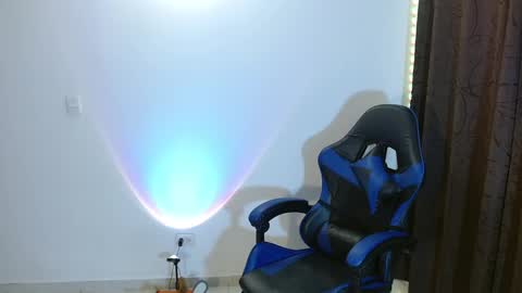 Snapshot of anarosse__ chatting on December 14, 2:22 am ana 3 online show from December 14, 2:22 am