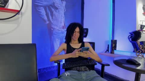 anddy_hugecock online show from May 18, 7:20 pm