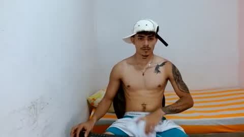 andr_093 online show from June 18, 5:46 am