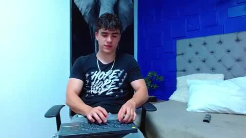 Snapshot of andre_parker chatting on February 26, 2:41 am Andre Parker online show from February 26, 2:41 am