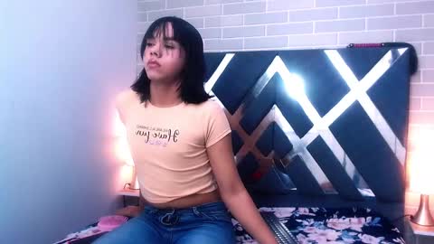 Snapshot of andrea_gill_ chatting on February 24, 11:32 am Andres Gil online show from February 24, 11:32 am