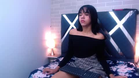 Snapshot of andrea_gill_ chatting on February 27, 12:23 pm Andres Gil online show from February 27, 12:23 pm