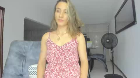 Snapshot of andresgiraldo1 chatting on February 3, 12:04 am Isa --------- online show from February 3, 12:04 am