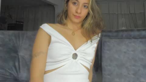 Snapshot of andresgiraldo1 chatting on February 28, 12:21 am Isa --------- online show from February 28, 12:21 am