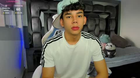 Snapshot of andrew_twink18 chatting on December 2, 9:23 pm Andrew M. online show from December 2, 9:23 pm