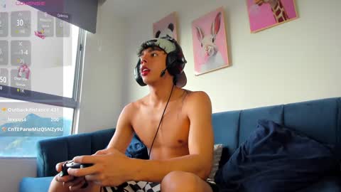 Snapshot of andrew_twink18 chatting on December 3, 9:28 pm Andrew M. online show from December 3, 9:28 pm