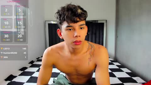 Snapshot of andrew_twink18 chatting on December 1, 8:44 pm Andrew M. online show from December 1, 8:44 pm