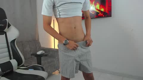 Snapshot of andy_bigcock01 chatting on December 18, 3:58 am andy_bigcock01 online show from December 18, 3:58 am