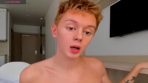 angel_andreww online show from March 3, 10:49 am