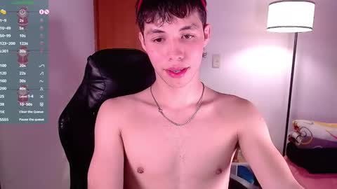 Snapshot of angel_bless19 chatting on December 19, 12:45 am Angel help me with 100 thumbs up online show from December 19, 12:45 am