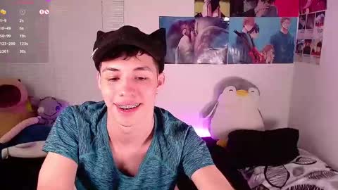 Snapshot of angel_bless19 chatting on December 27, 11:31 pm Angel help me with 100 thumbs up online show from December 27, 11:31 pm