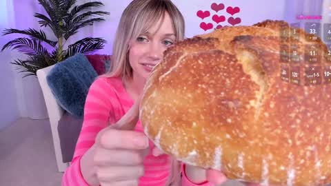 Snapshot of angel_claire chatting on February 5, 10:01 pm Claire - be back soon online show from February 5, 10:01 pm