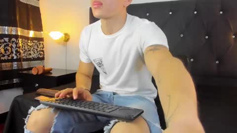 Snapshot of angel_cuervo chatting on February 15, 12:43 pm Angel Cuervo online show from February 15, 12:43 pm
