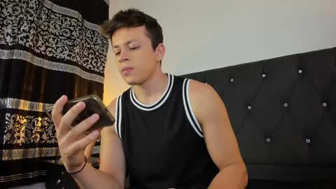 Snapshot of angel_cuervo chatting on January 25, 12:37 pm Angel Cuervo online show from January 25, 12:37 pm