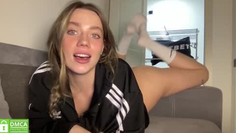 Snapshot of angel_from_sky chatting on January 24, 5:00 pm Greetings Jess online show from January 24, 5:00 pm